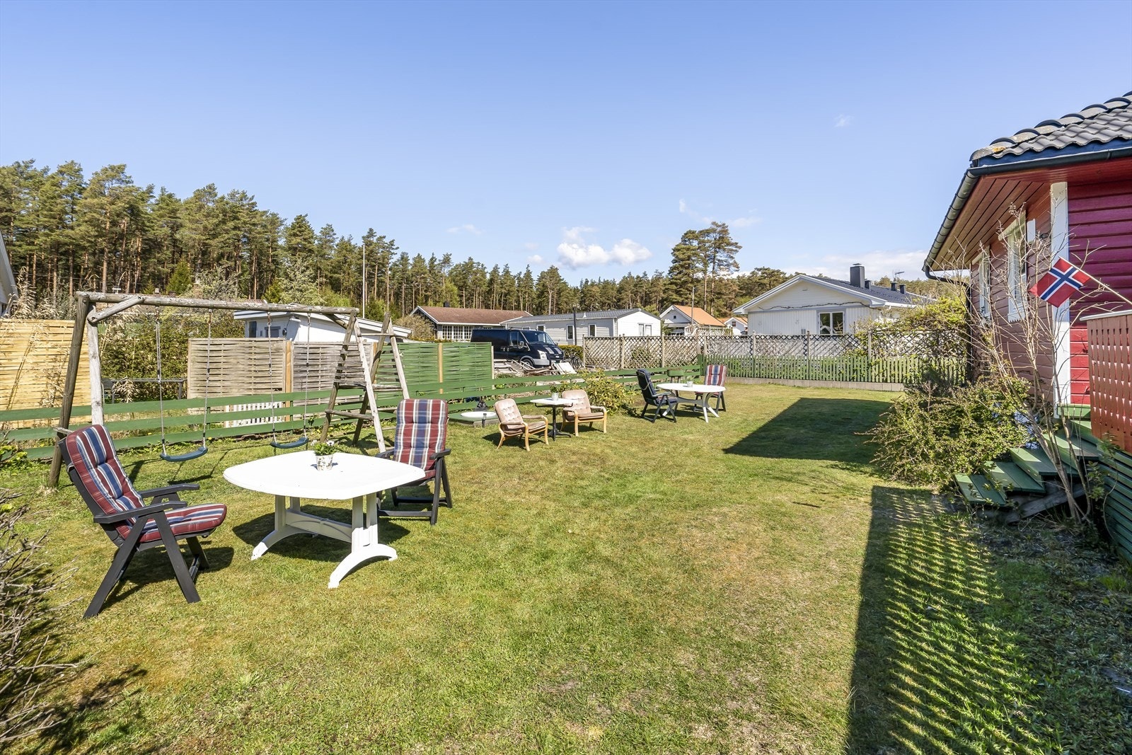 Hagen gir gode muligheter for lek og utendørsaktiviteter for hele familien. Galleribilde