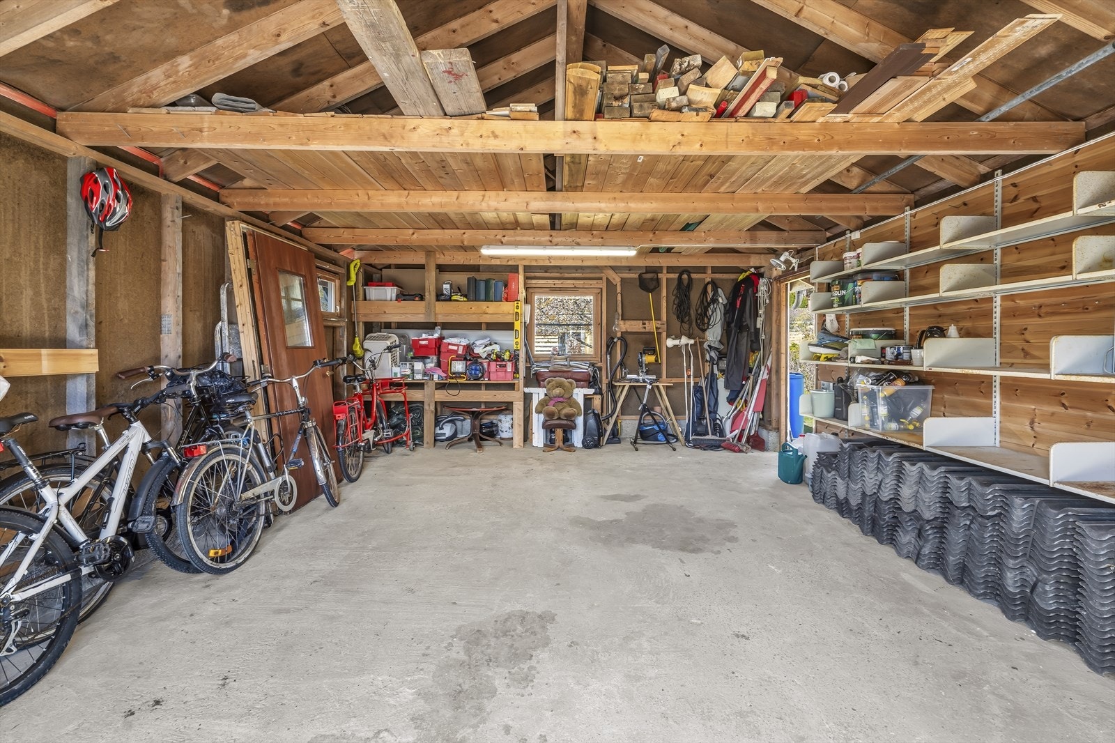 Garasjen er på 35 m² og har god takhøyde, perfekt for hobbyvirksomhet eller verksted. Galleribilde