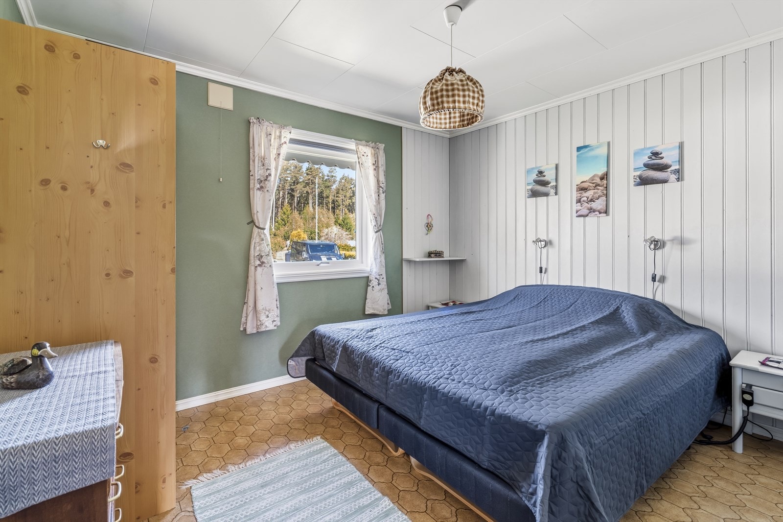 Hovedsoverommet har god plass til dobbeltseng, nattbord og garderobeskap. Galleribilde