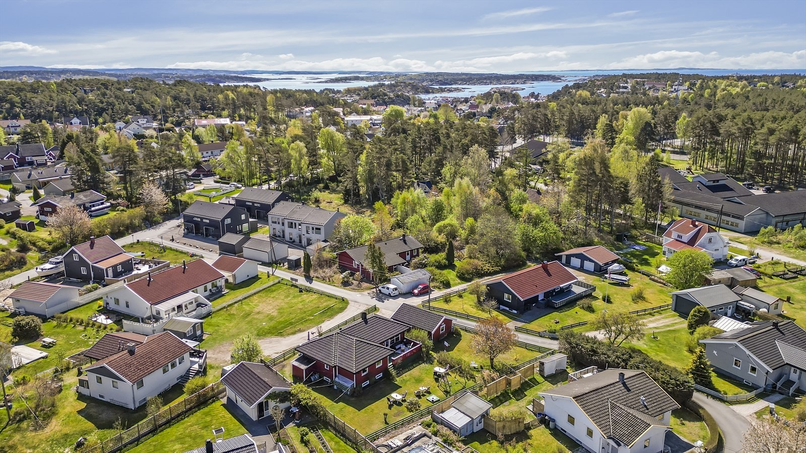 Her bor du i et etablert og rolig boligfelt på Floren, sentralt på Hvaler med nærhet til både sjøen og servicetilbud. Galleribilde