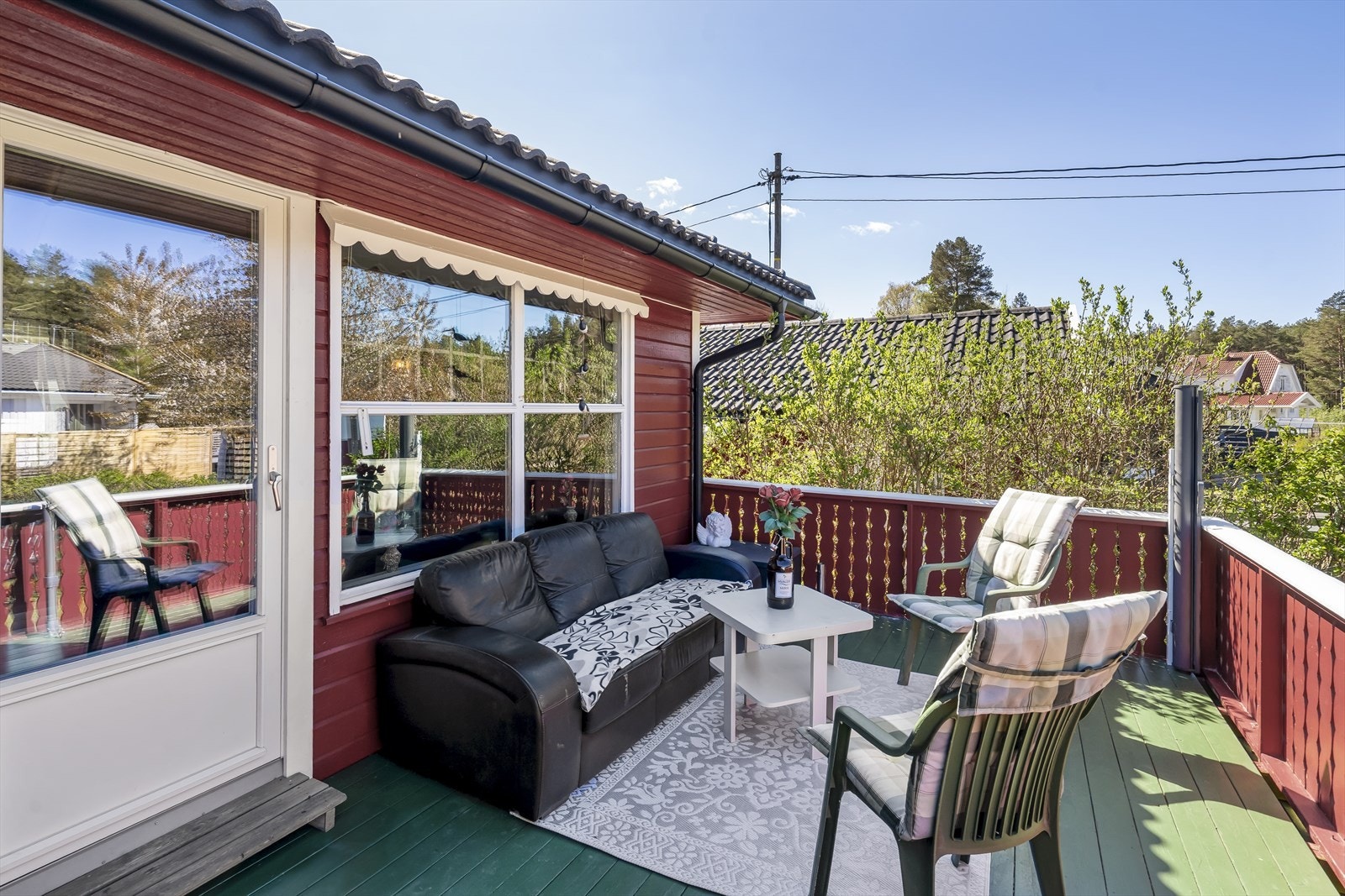Fra stuen er det utgang til en solrik terrasse som har god plass til både hagemøbler og grill. Terrassen er ikke godkjent, se mer pkt. ferdigattest. Galleribilde