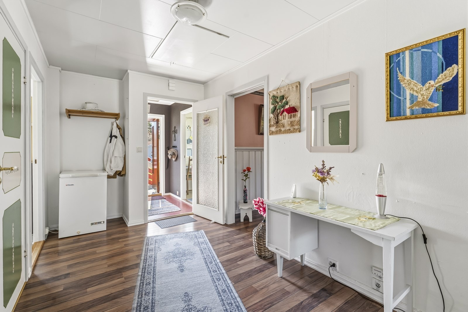 Romslig gang med adkomst til boligens øvrige rom, samt nedfellbar loftstrapp til kryploft. Galleribilde
