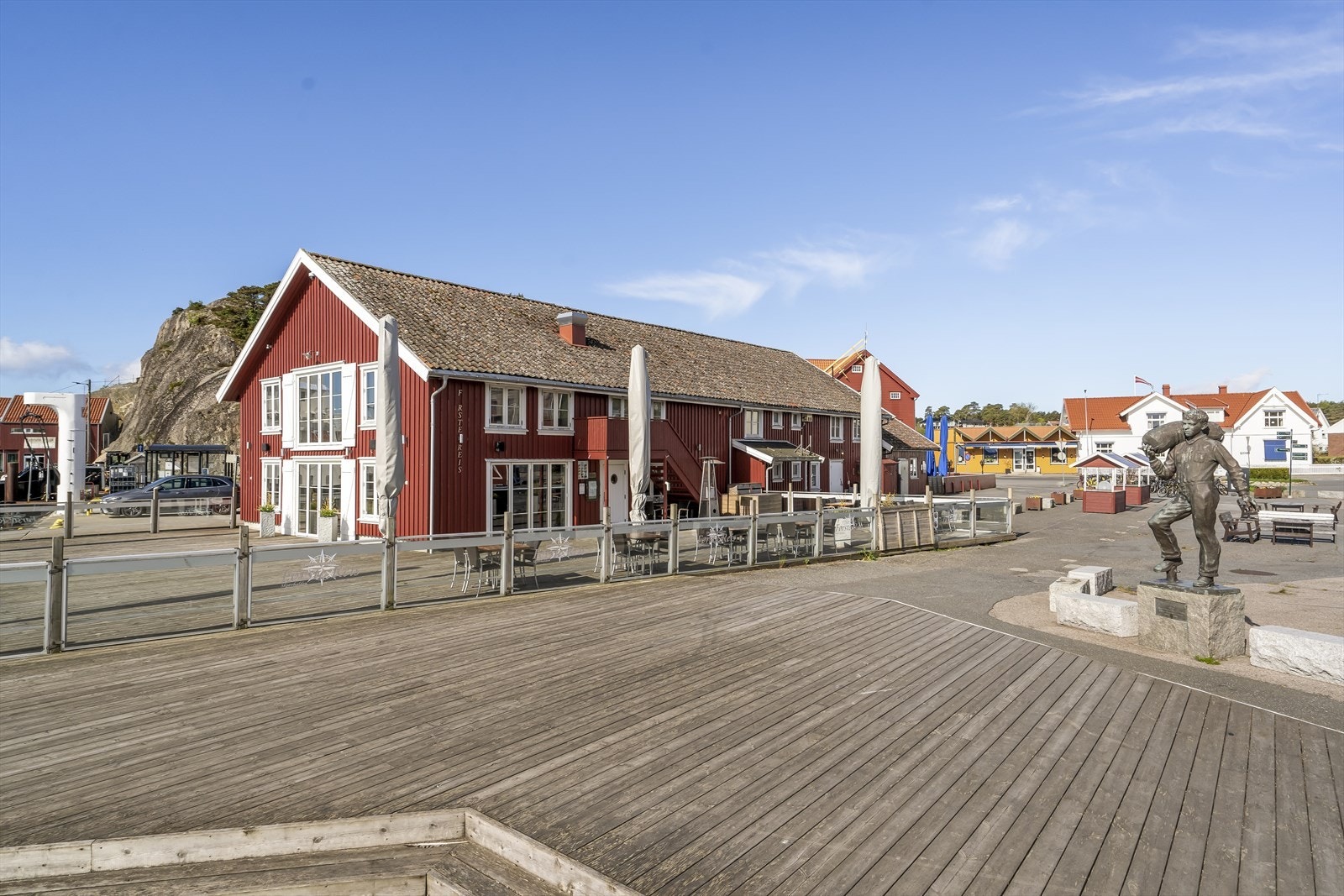 Skjærhalden sentrum har et yrende liv om sommeren, med restauranter og butikker ved bryggekanten. Galleribilde