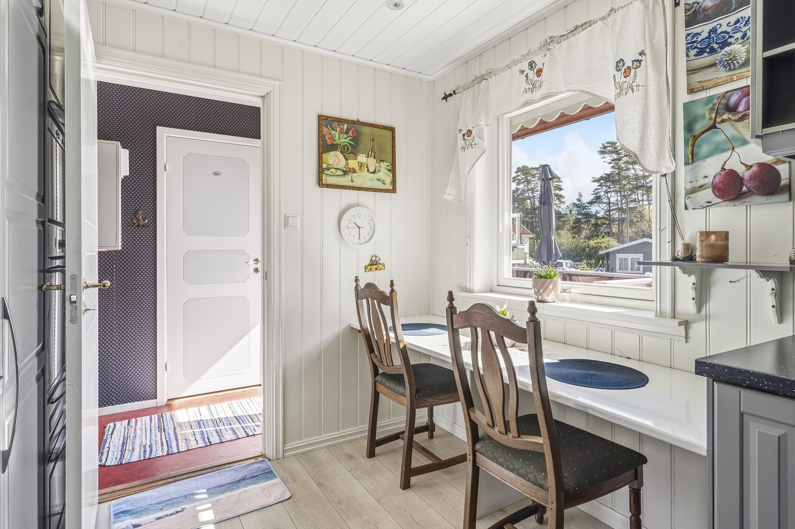 En fin og praktisk spiseplass ved vinduet som slipper inn rikelig med dagslys. Galleribilde