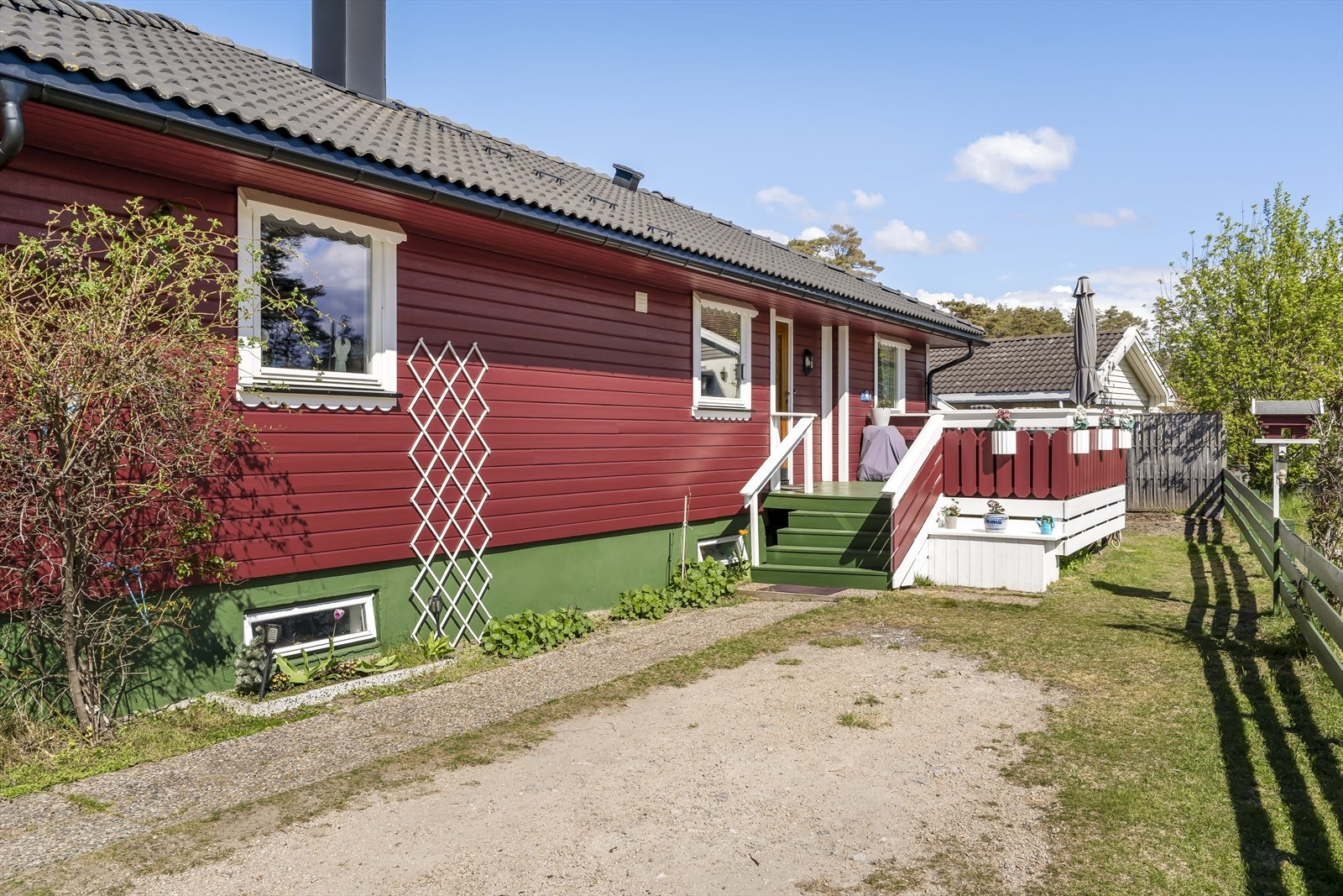 Innbydende inngangsparti med en fin terrasse. Terrassen er ikke godkjent, se mer pkt. ferdigattest. Galleribilde