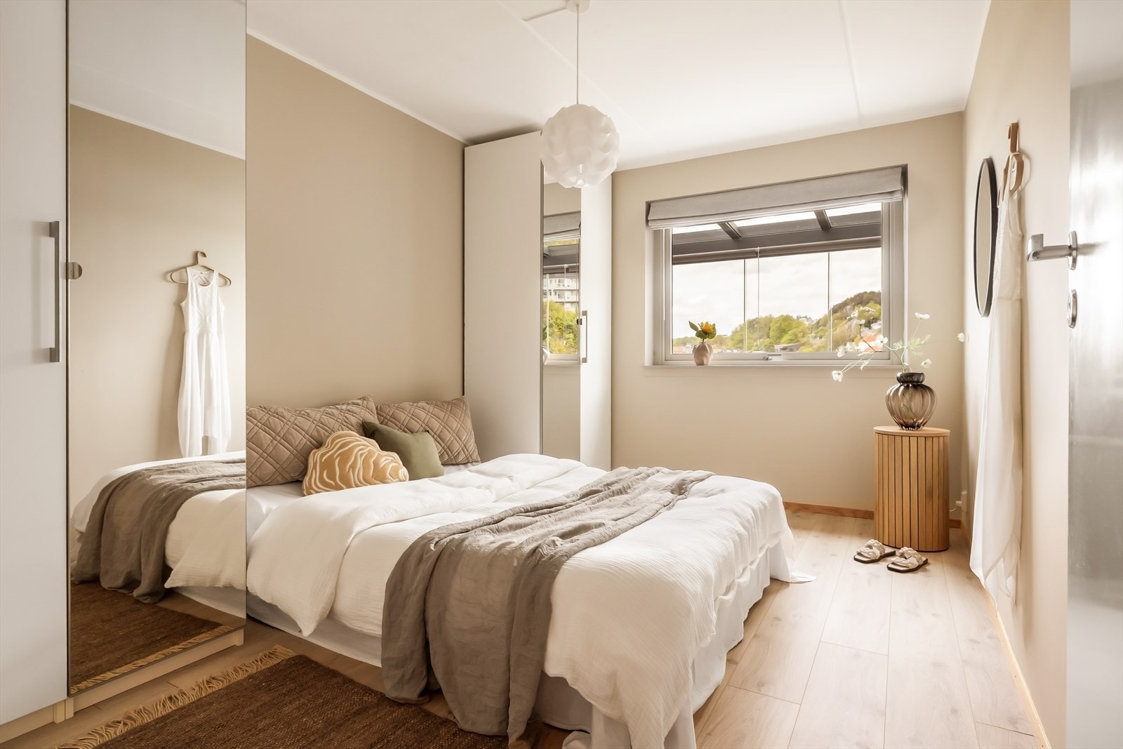 Romslig hovedsoverom på 11,1 m² med god plass til dobbeltseng og garderobeløsning. Galleribilde