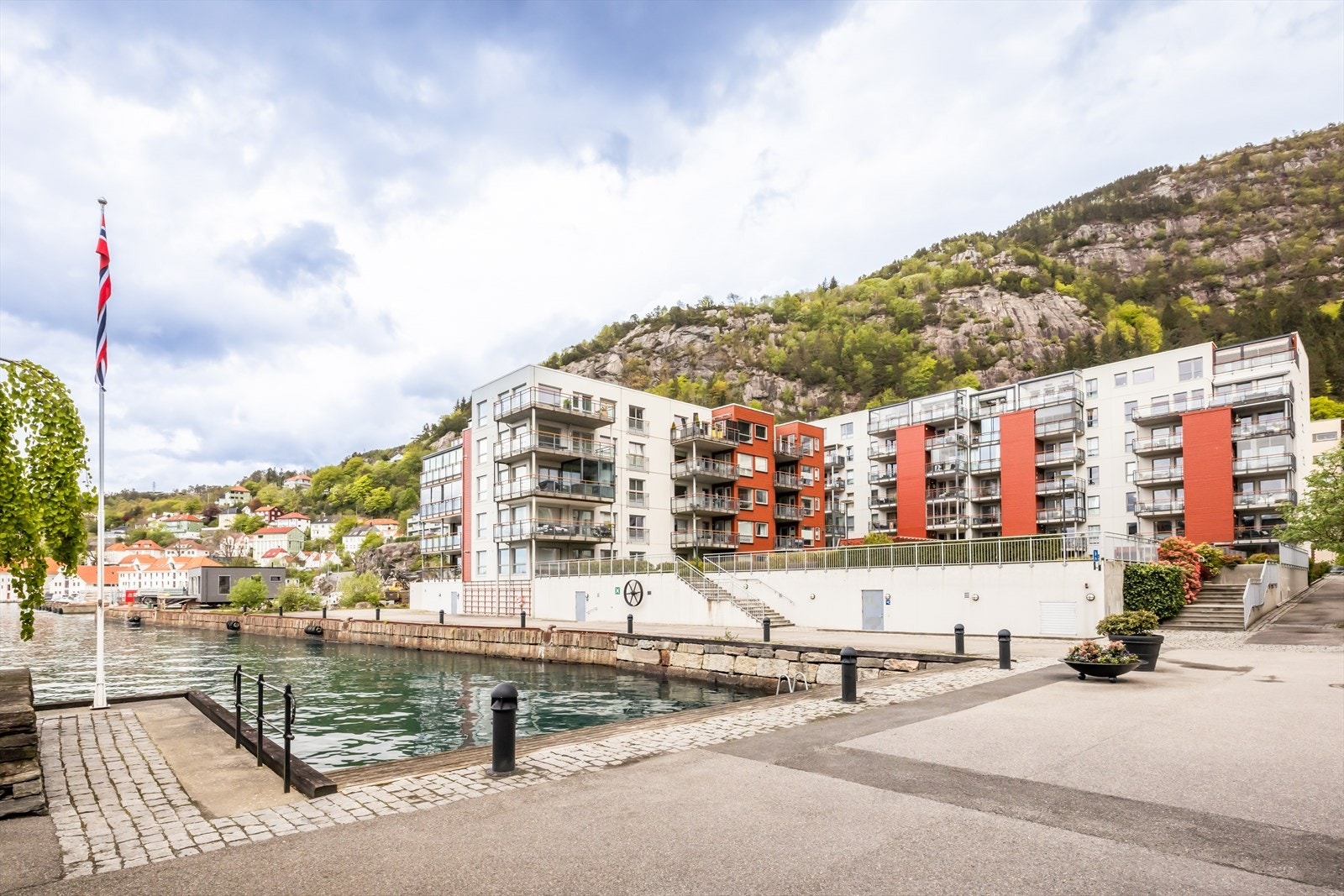 Leiligheten ligger flott til på Måseskjæret i Sandviken, i et rolig og maritimt område der byliv og fjordliv møtes. Galleribilde