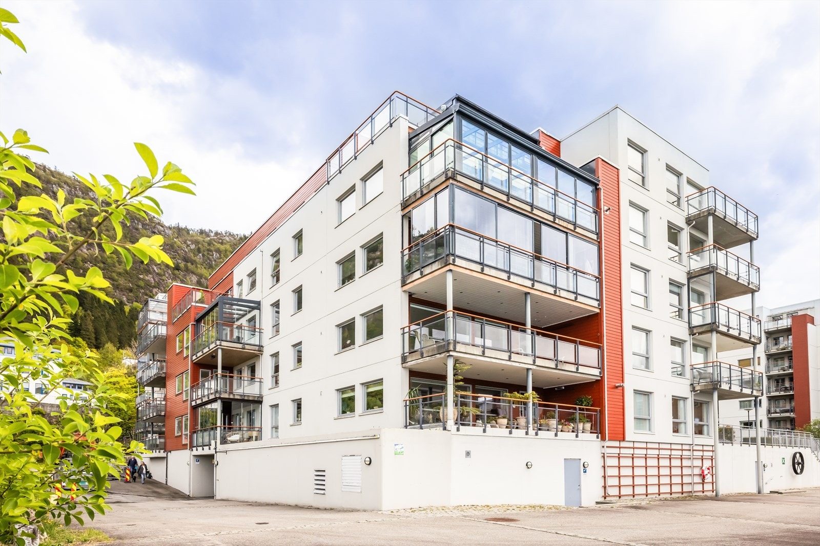 Leiligheten har parkeringsplass i lukket garasjeanlegg. Galleribilde