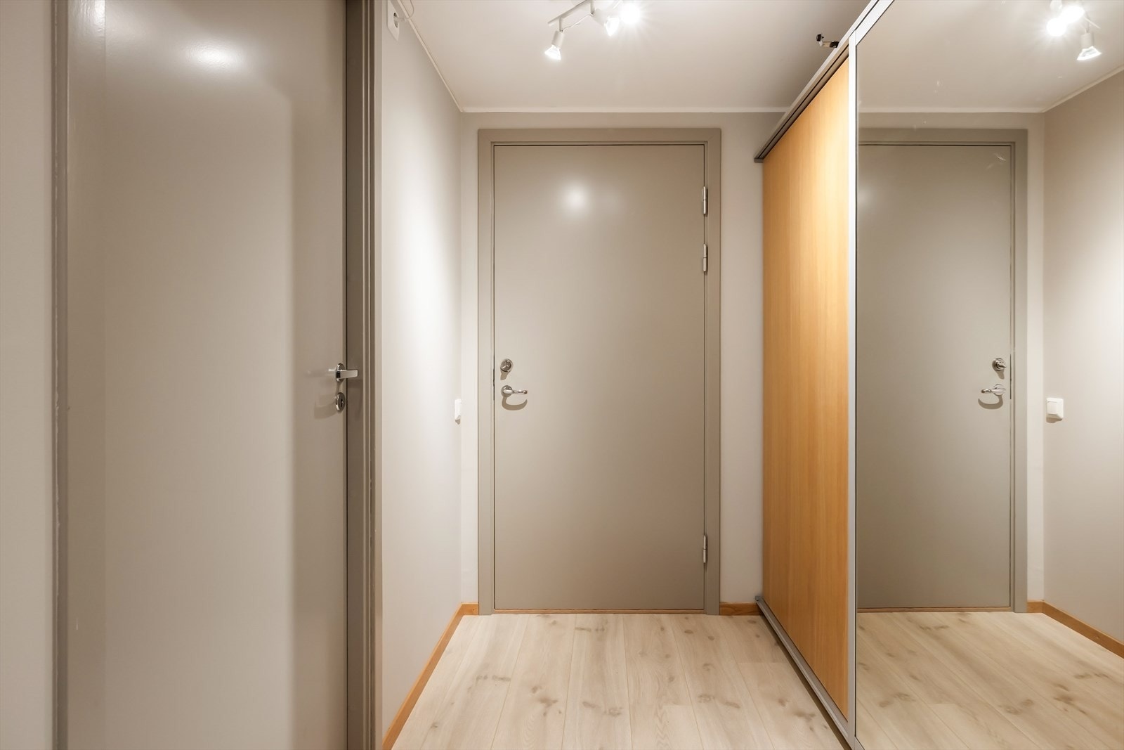 Entré med skyvedørsgarderobe som gir god oppbevaring og en ryddig velkomst. Galleribilde