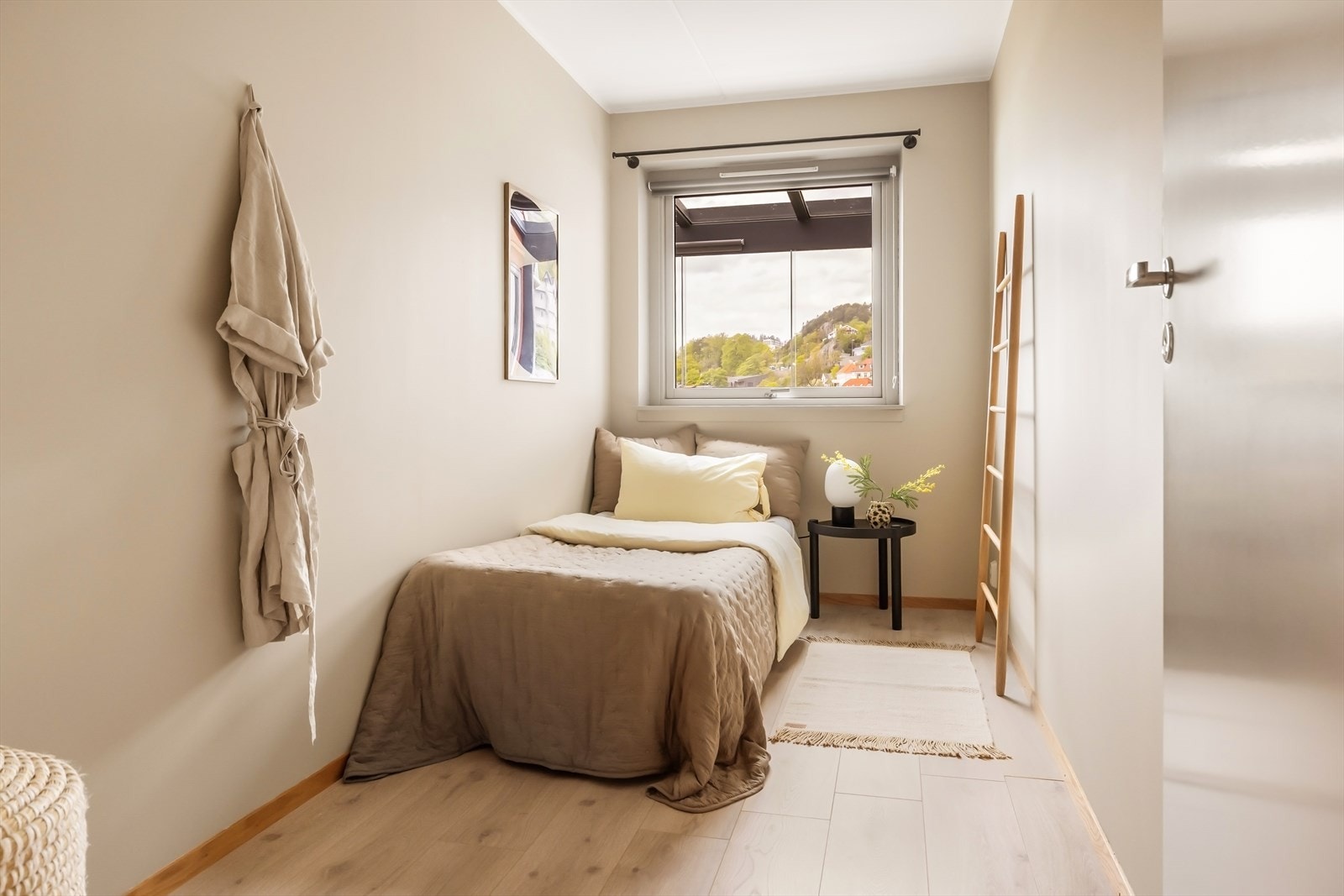 Soverom 2 på 7,2 m² passer fint som barnerom, gjesterom eller hjemmekontor. Galleribilde