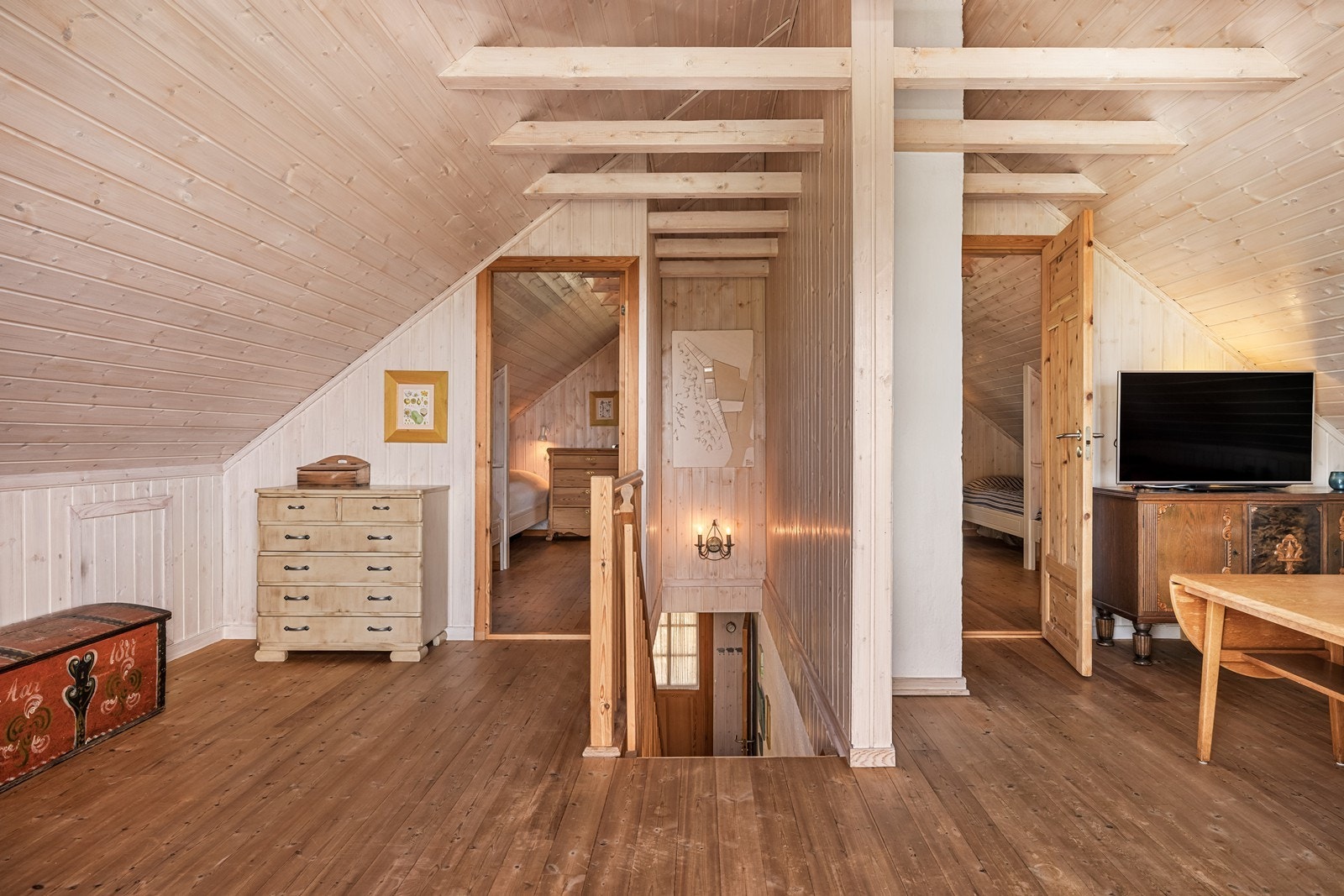 Loftstuen fungerer som et knutepunkt med adkomst til etasjens to soverom. Galleribilde