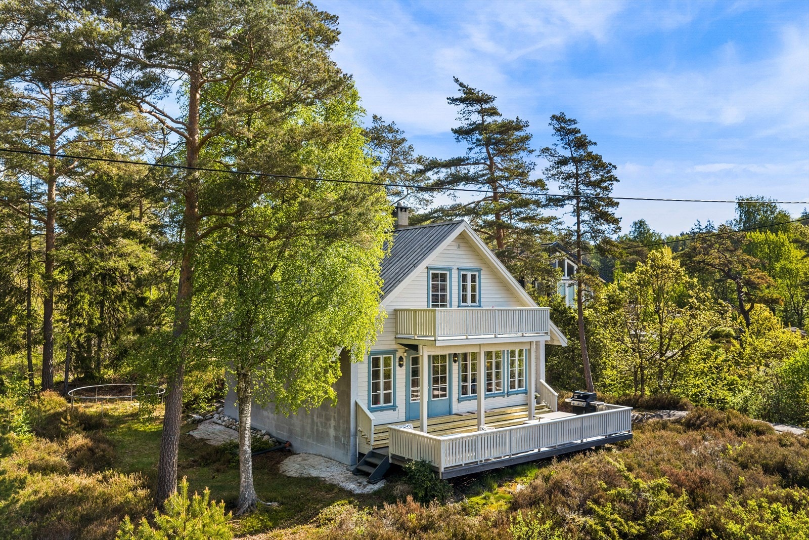 Eiendommen har en byggegrunn av fjell og en grunnmur i lettklinkerblokker. Galleribilde