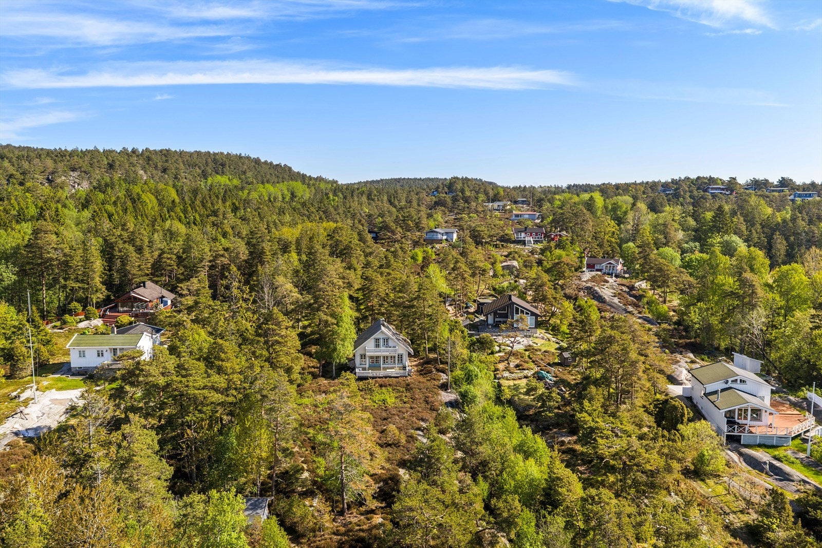 Hytta ligger i et etablert hyttefelt med spredt bebyggelse. Galleribilde