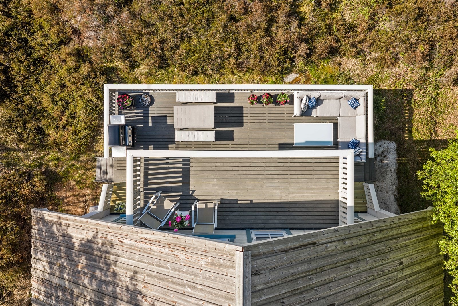Terrassen og verandaen sett ovenfra, som viser god plass for utemøbler og sosiale soner. Galleribilde