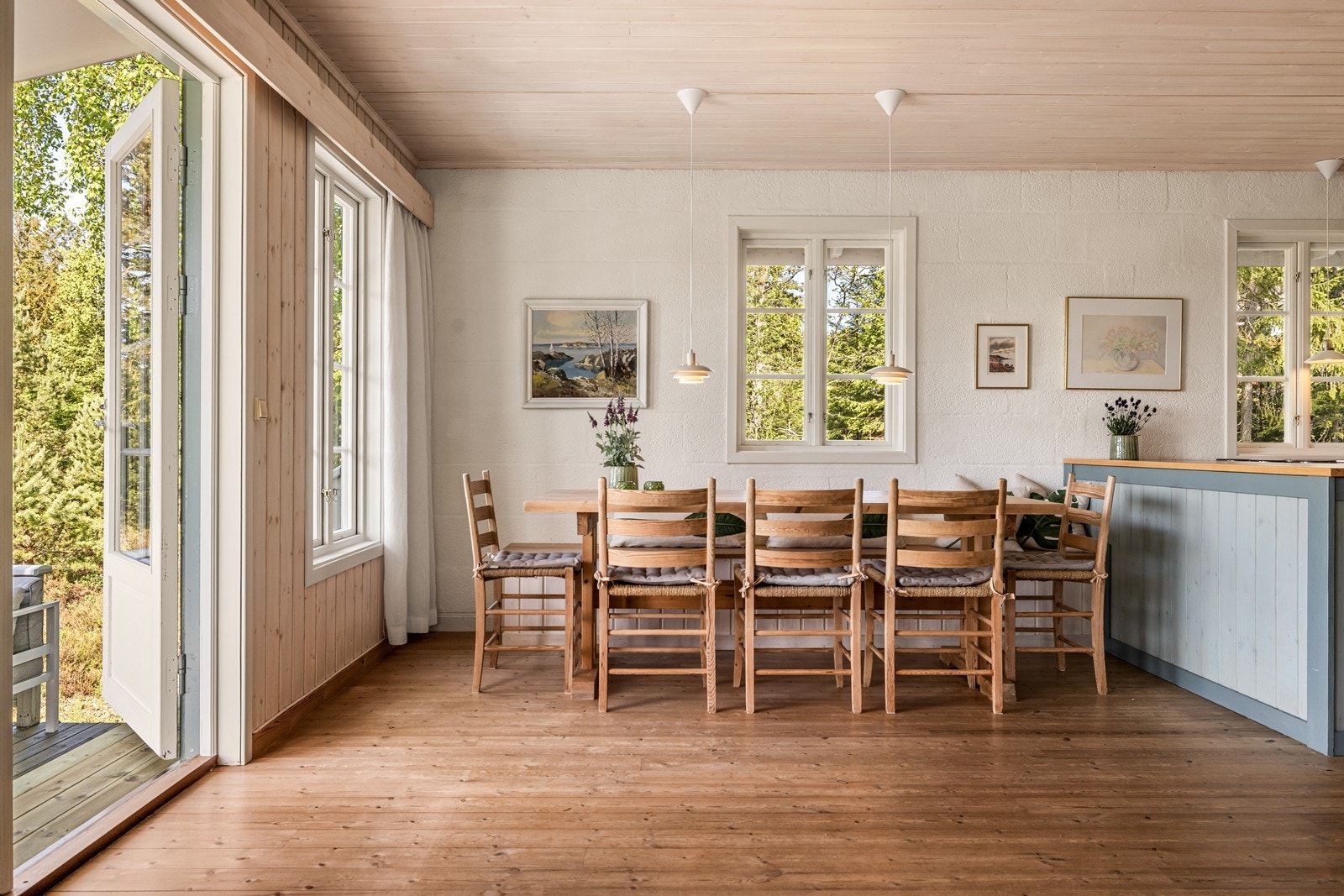 Spisestuen er en naturlig del av allrommet, med god plass til langbord for familie og venner. Galleribilde