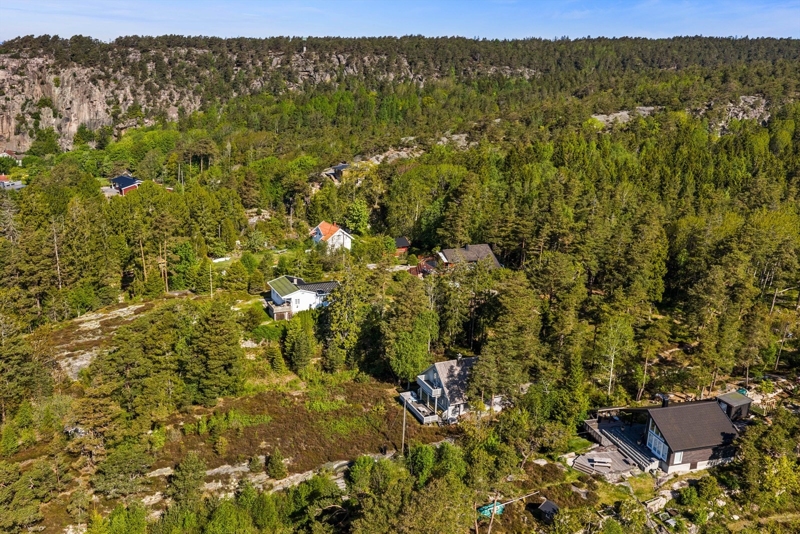 Et fugleperspektiv som viser fritidsboligens plassering i landskapet. Galleribilde
