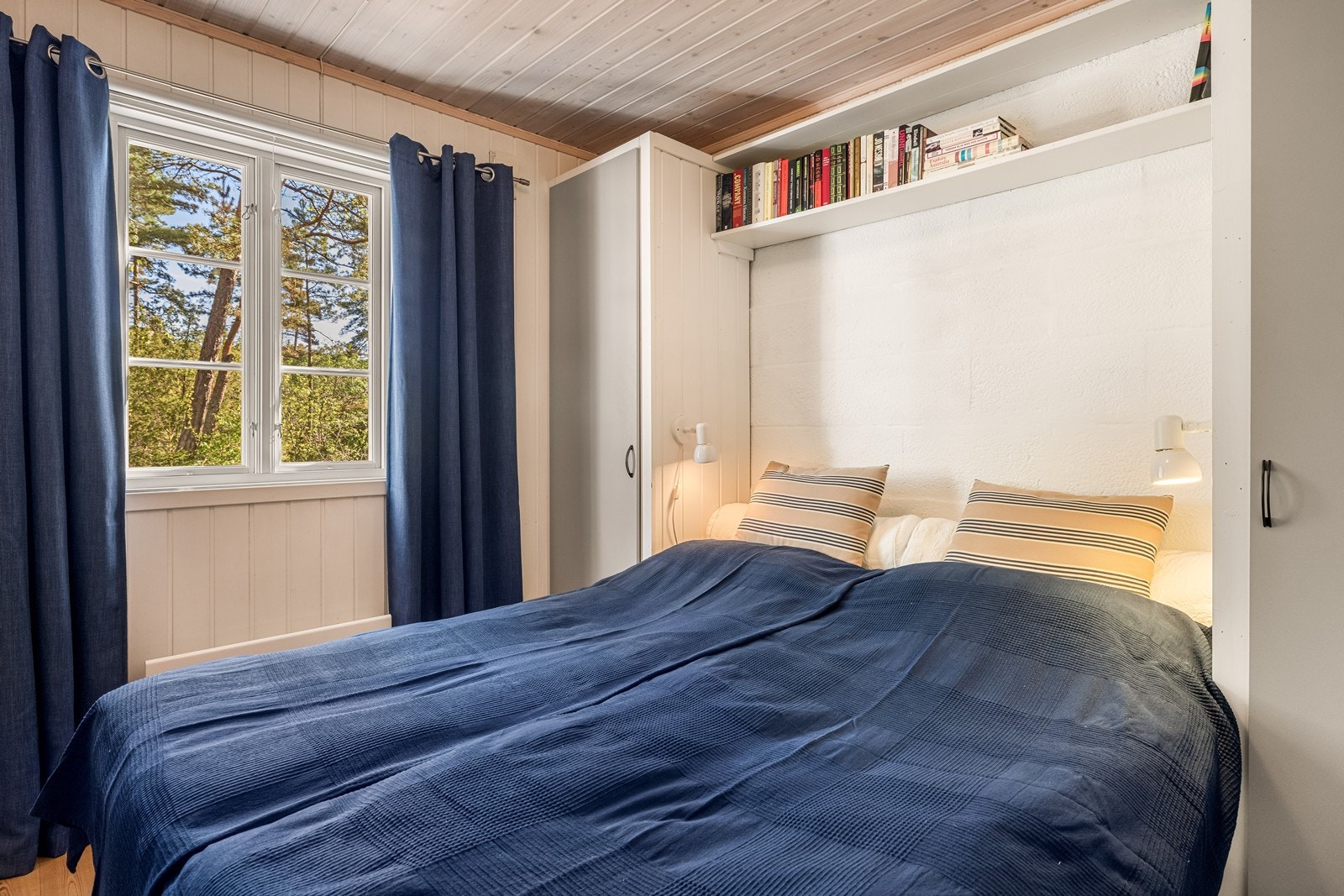 Praktisk og plassbesparende løsning på soverommet. Galleribilde