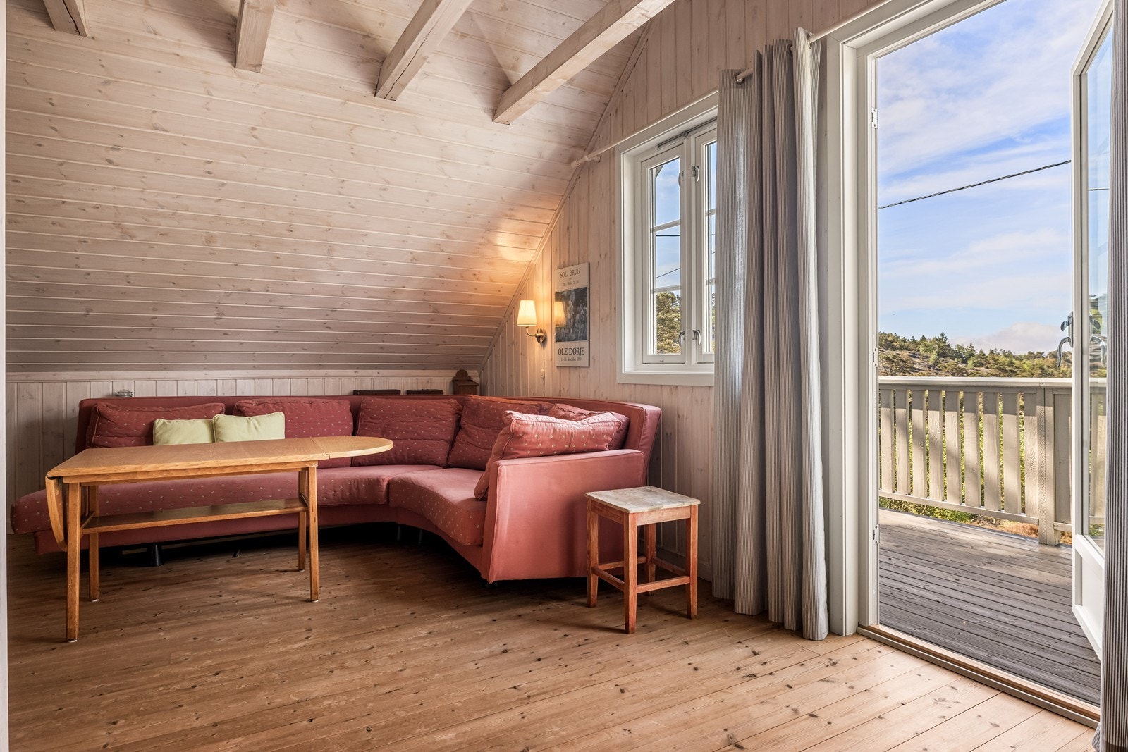 Fra loftstuen er det utgang til en veranda på 9 m². Balkongdøren er fra 2010. Galleribilde