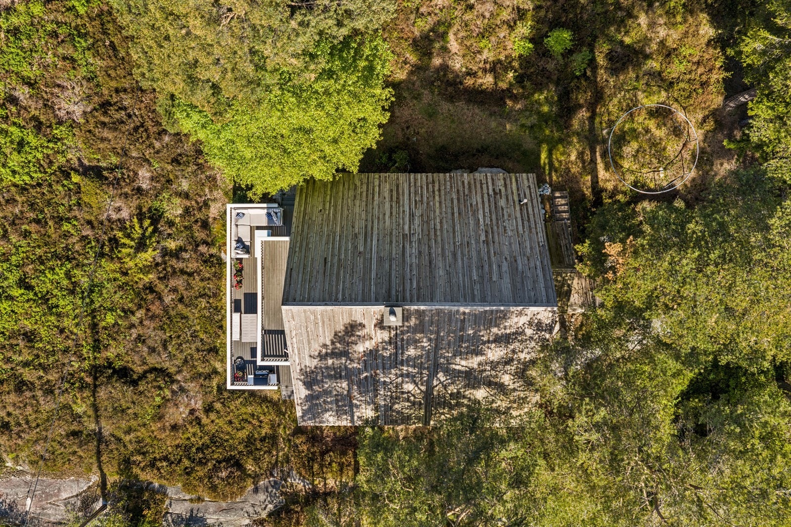Taket er tekket med impregnert tre, og bygningen har ikke takrenner eller nedløp. Galleribilde