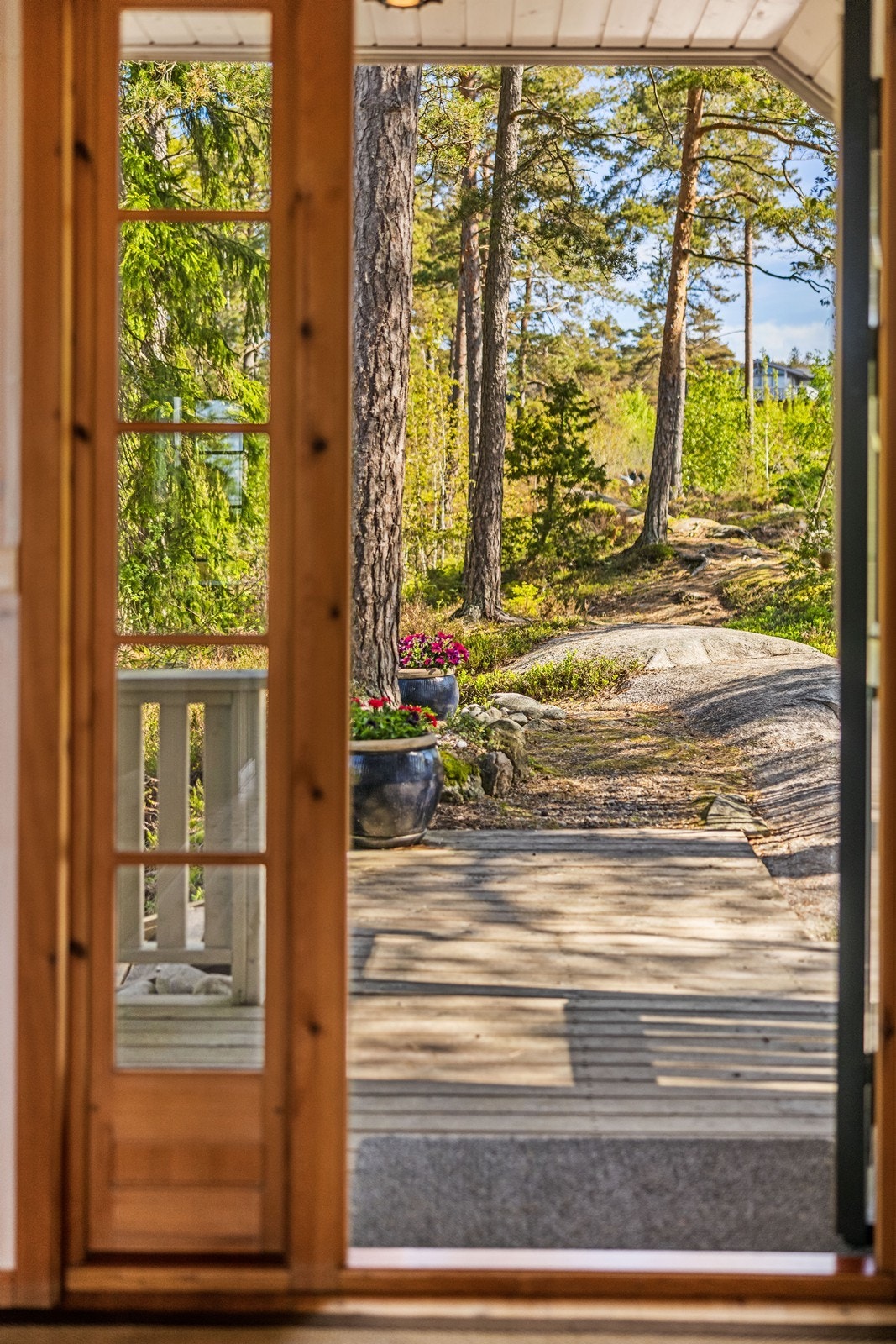 Fra inngangspartiet ser man rett ut på naturtomten som er fundamentert på fjell. Galleribilde