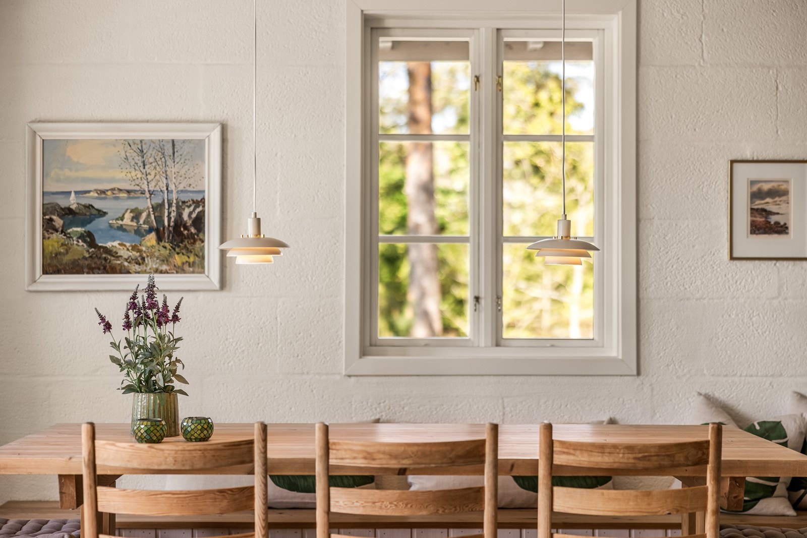 Vinduene er malte trevinduer med 2-lags koblede glass fra byggeåret. Galleribilde