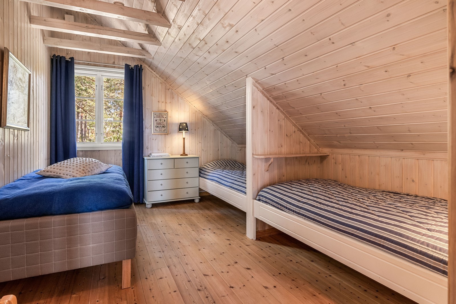 Det andre soverommet i denne etasjen, med plass til flere sengeplasser. Galleribilde