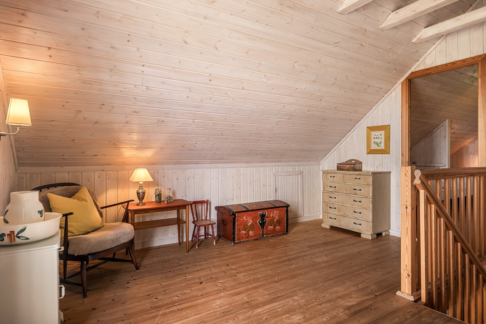 Arealet i andre etasje har skråtak, med 11 m² gulvareal som har lav takhøyde. Galleribilde