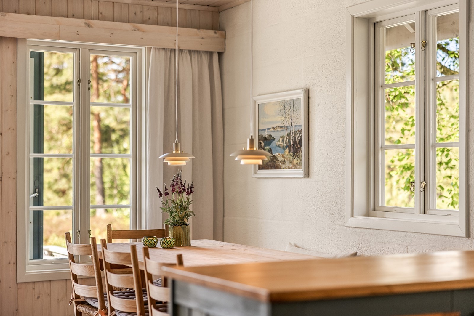 De mange vinduene gir godt med naturlig lys og utsikt mot den omkringliggende naturen. Galleribilde