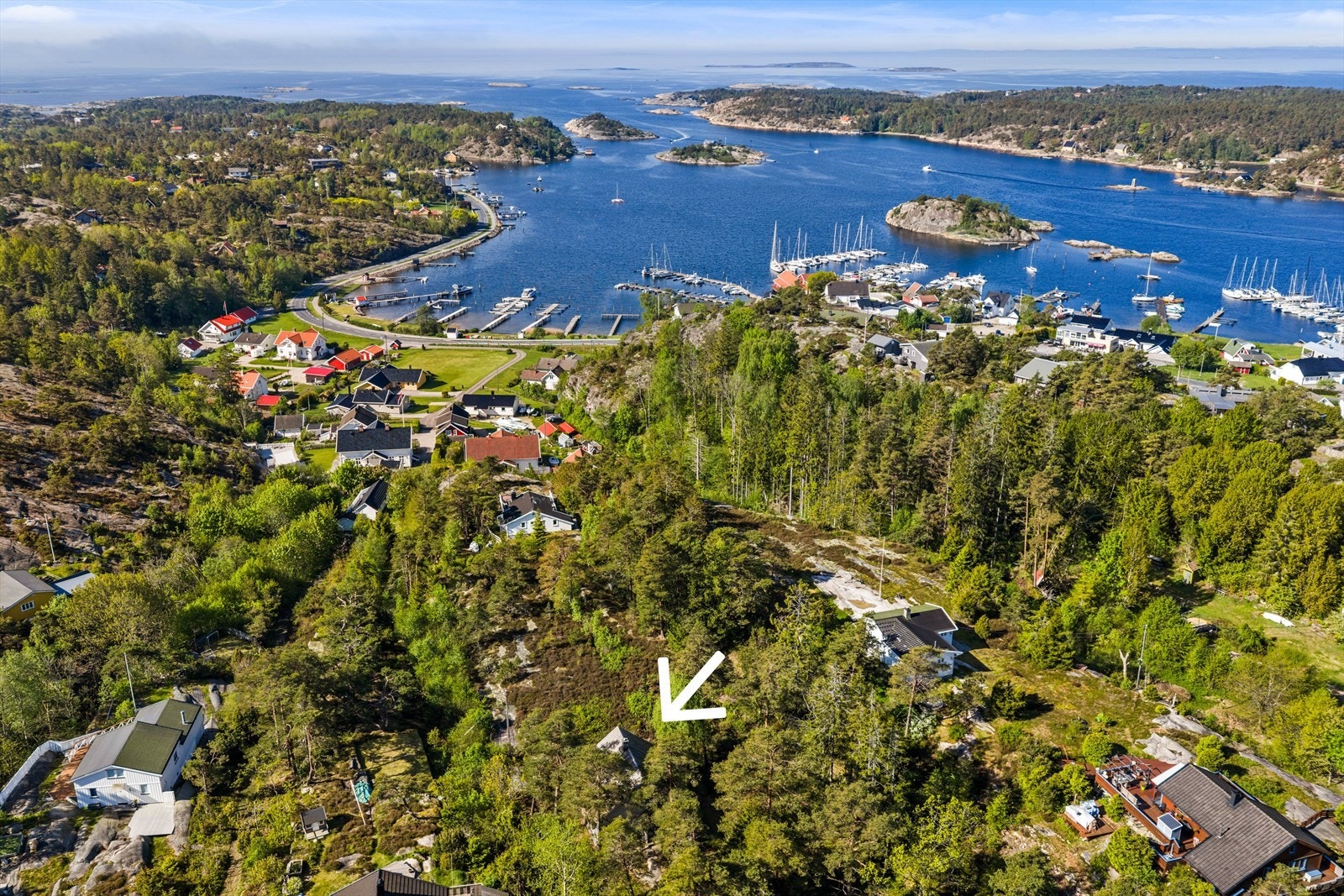 Eiendommen ligger usjenert til på en naturtomt, med kort vei til sjøen og flere badeplasser som Buvikstranda og Mærrapanna. Galleribilde