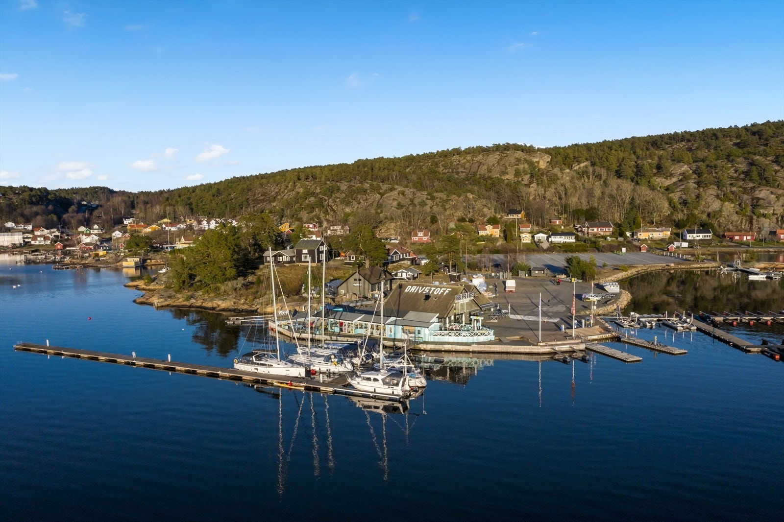 Hankøsund marina med restauranttilbud Galleribilde