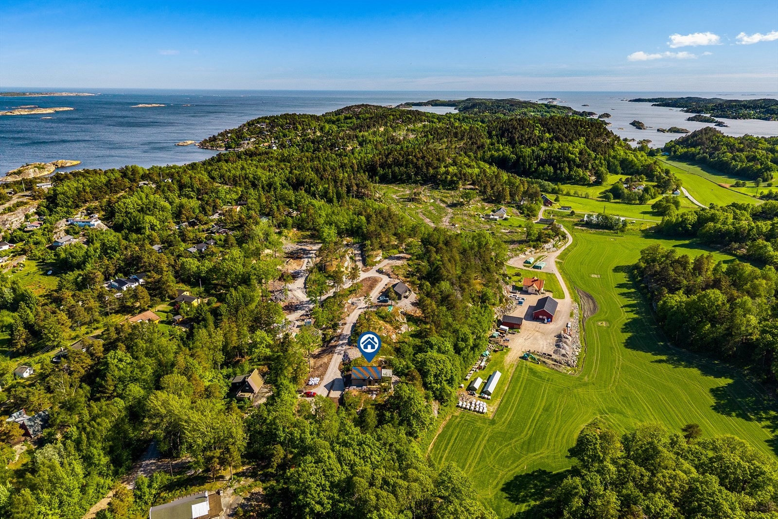 Eiendommen ligger kun 333 meter fra sjøen, med flere badeplasser i nærheten. Galleribilde