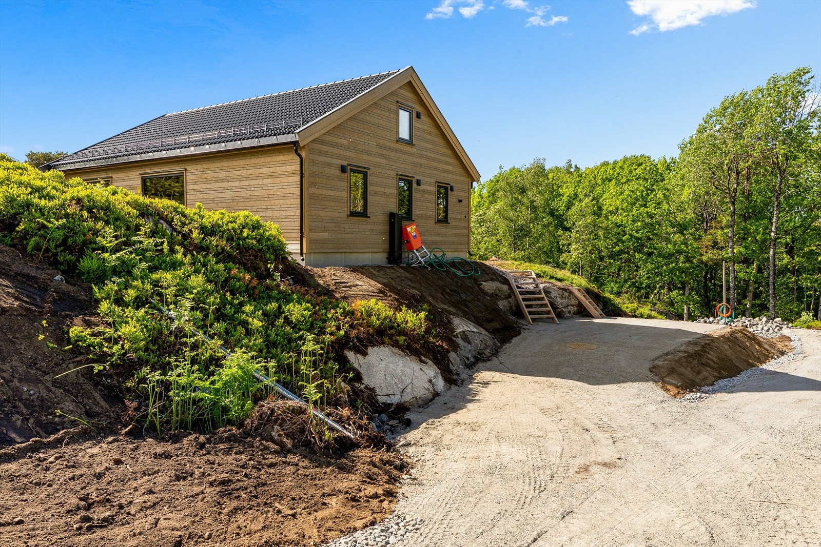 Tomten er bygget på fjell og sprengsteinsfylling. Galleribilde