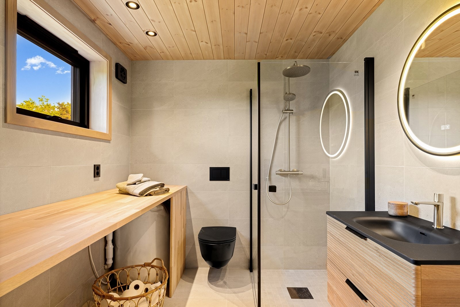 Badet har også opplegg for vaskemaskin og er utstyrt med en elektrisk styrt avtrekksvifte. Galleribilde