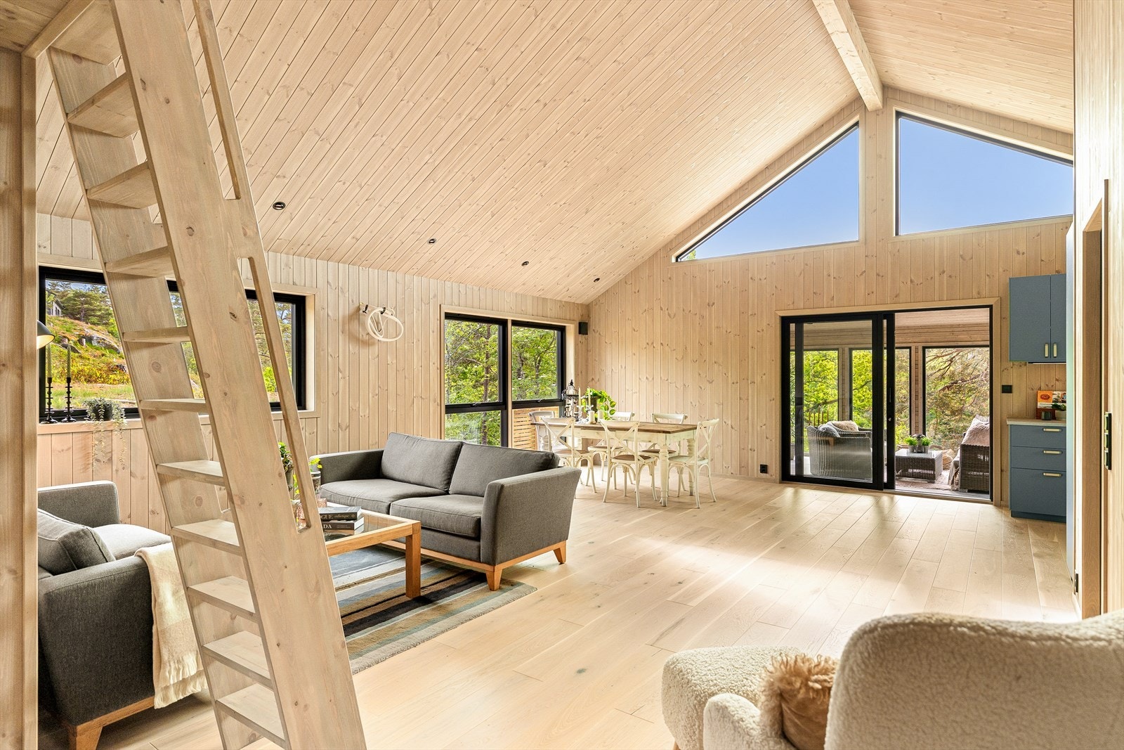 Fra stuen er det adkomst til hemsen via en beiset tretrapp. Galleribilde