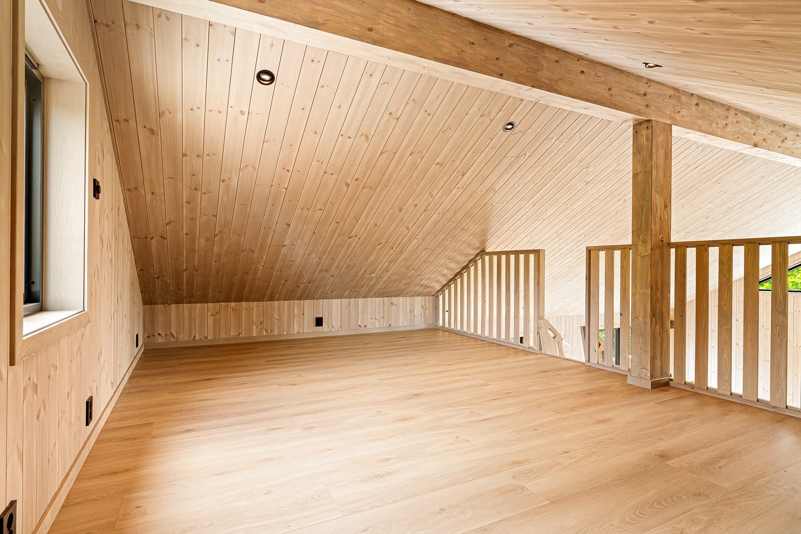 Hemsen har en takhøyde på 1,80 meter under drageren i mønet og skråtak. Galleribilde