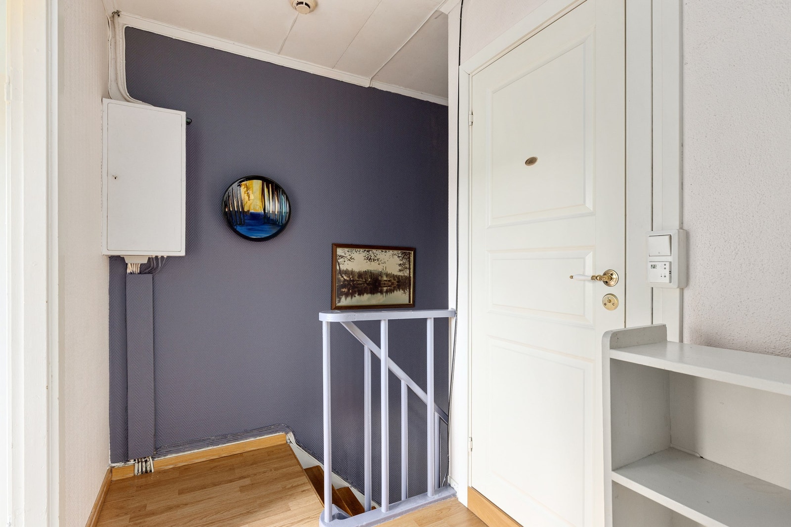 Gang 2.etasje. Det er laget en fin lagringsløsning over trappen(ikke avbildet) Galleribilde