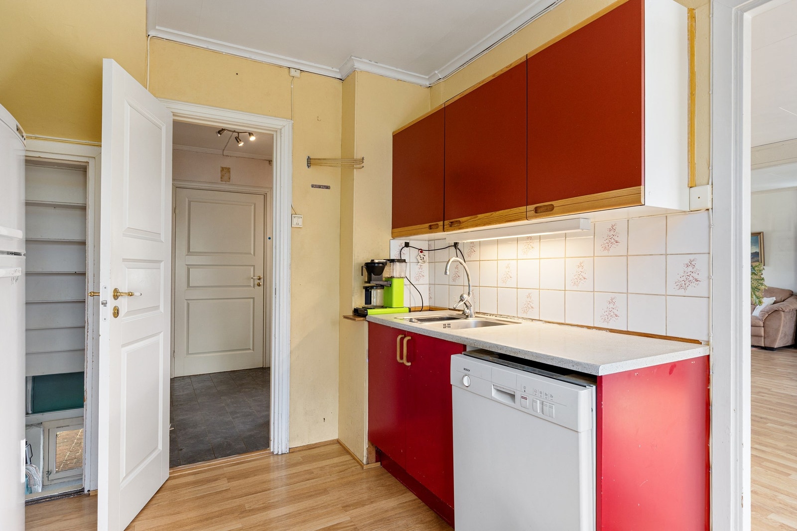 Opplegg oppvaskmaskin. Fra kjøkkenet er det adgang til kjelleren via trapp, eller til stuen Galleribilde