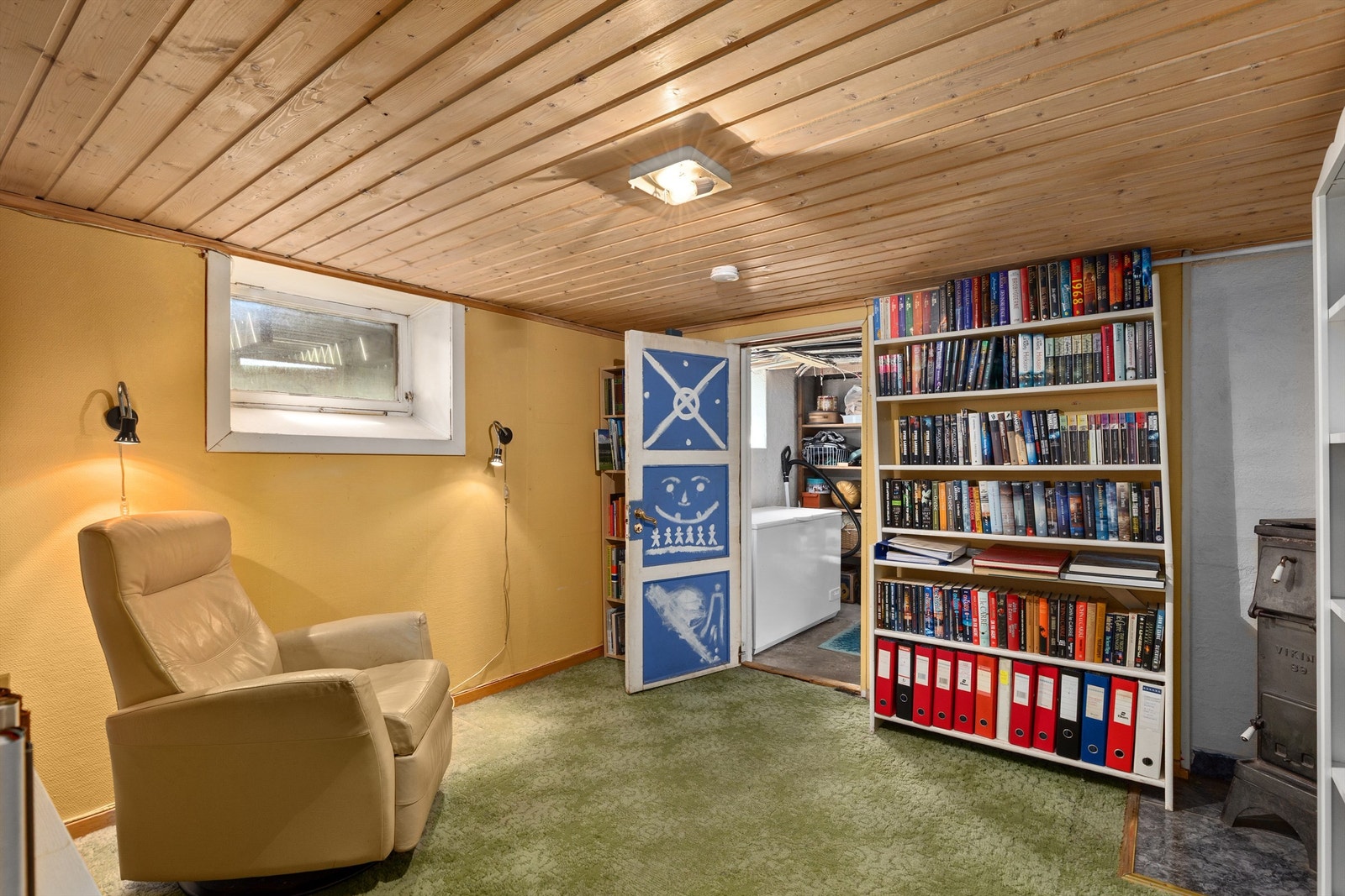 Dette kjellerrommet har eier benyttet som bibliotek Galleribilde