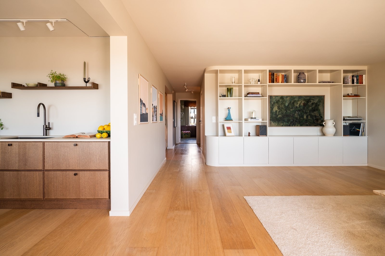 Det er lagt et eksklusivt herdet tregulv fra Bjelin av typen Bosarp i alle rom, med unntak av badet. Gulvet har et stilrent og harmonisk uttrykk som passer godt til boligens moderne preg og helhetlige materialvalg. Galleribilde
