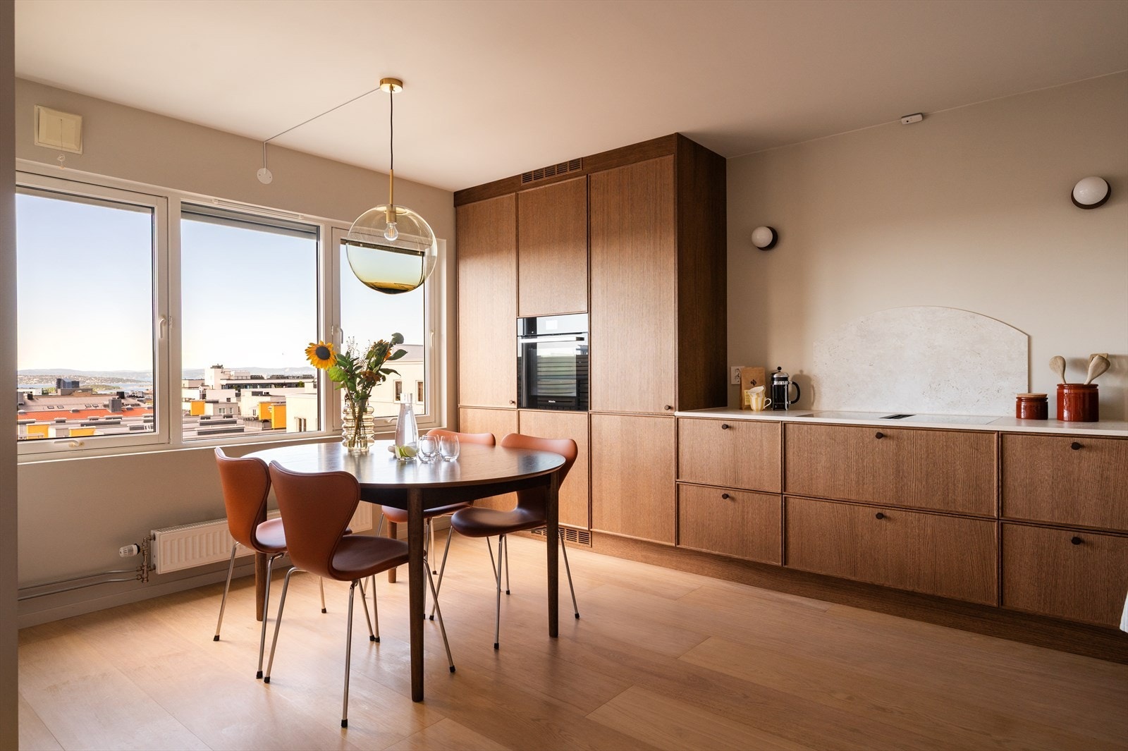 Kjøkkenet ble rehabilitert i 2026 med eksklusiv innredning fra Strai Kjøkken med Dekton benkeplate, spesialtilpassede løsninger og integrerte hvitevarer fra Miele. Galleribilde
