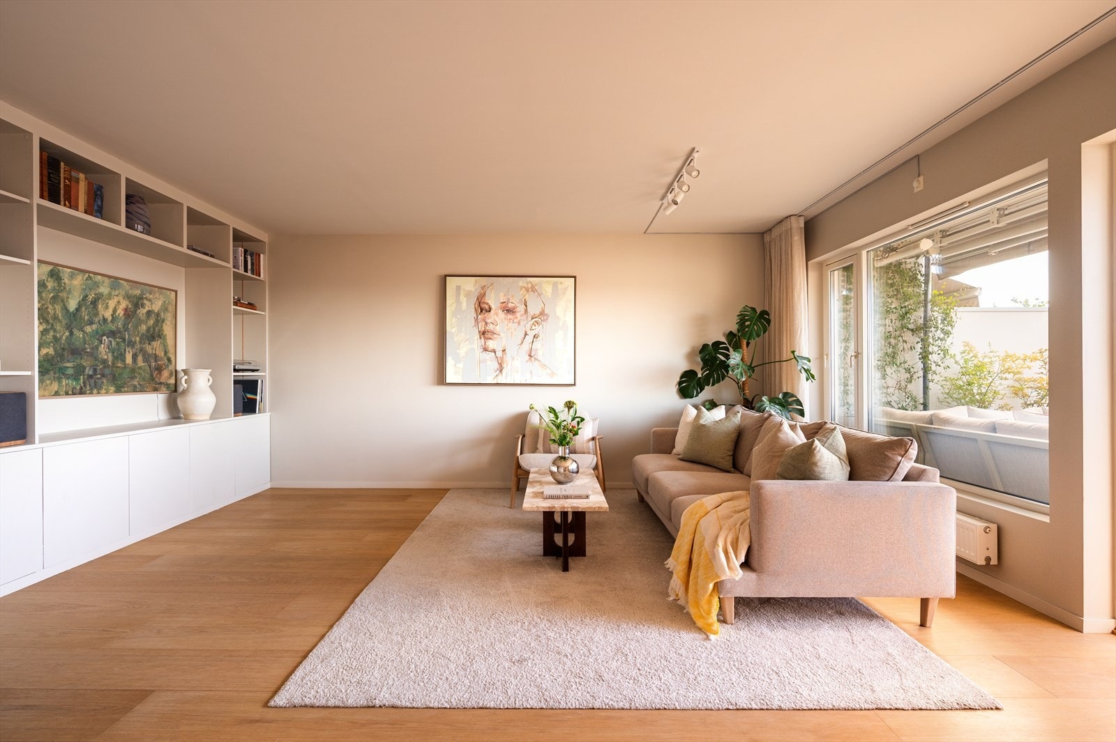 Her har man god plass til en stor sofa med tilhørende møbler. Galleribilde
