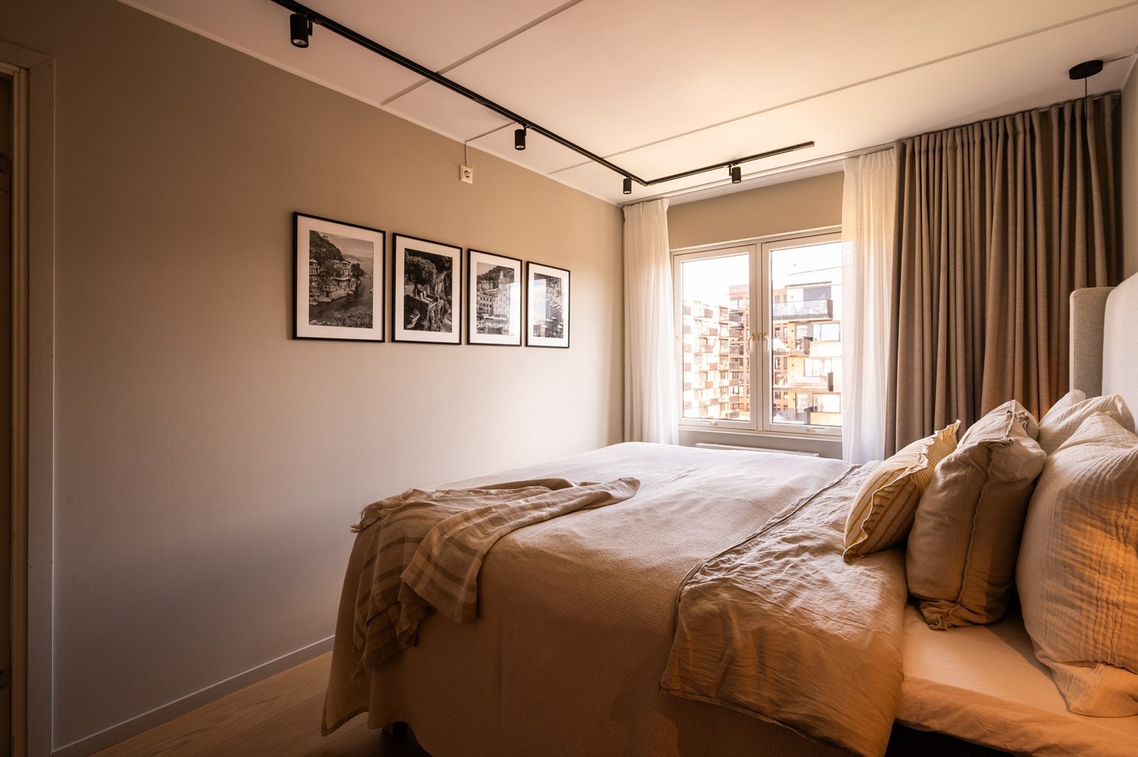 Soverommet har praktisk takskinne for gardiner, og overflatene er malt i en lun og behagelig beigetone. Galleribilde