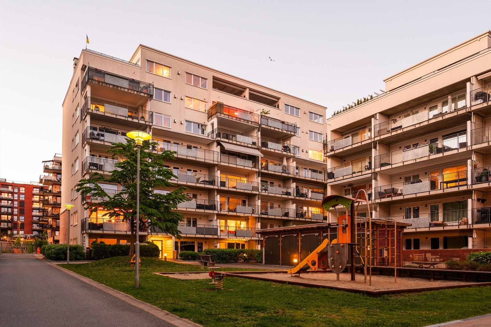 Felles gårdsrom er pent opparbeidet med gressplen og lekeområder for de minste. Galleribilde