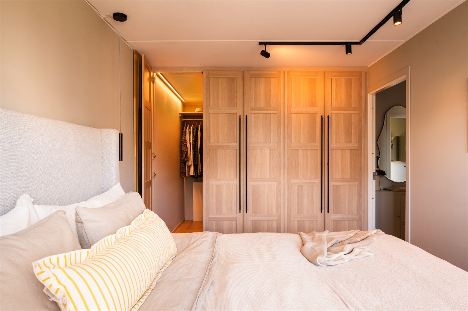 .. og via ett av skapene er det adkomst til et skjult walk-in-closet som gir rommet en ekstra praktisk og gjennomført løsning. Galleribilde