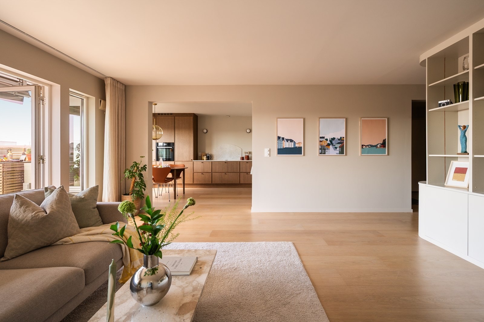 Stuen ligger i delvis åpen løsning mot boligens kjøkken. Galleribilde