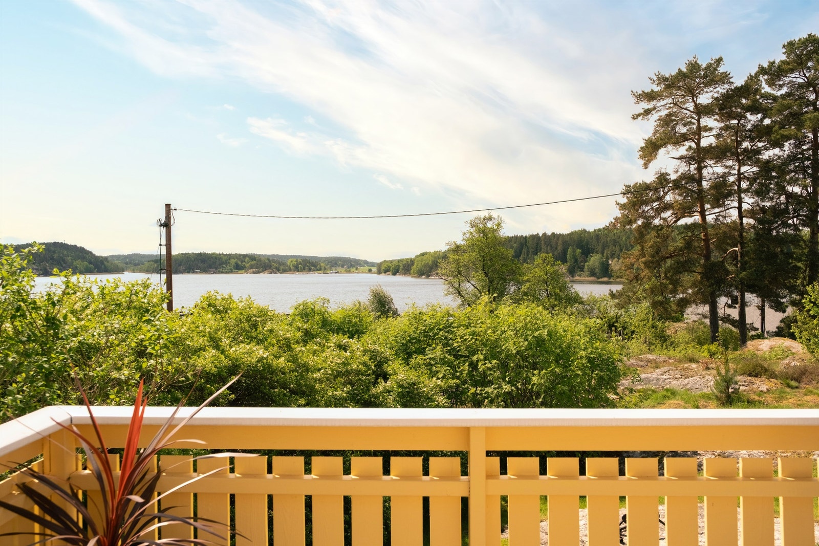 Innerst i Hunnebunn ligger den solfylte fritidseiendommen Båthavnveien 22, sørvendt og med flott utsikt. Fotograf; Kristoffer Kristiansen. Galleribilde