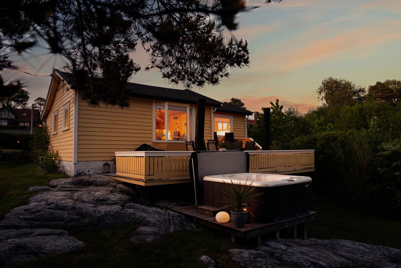 Jacuzzi medfølger, i likhet med det meste av møbler og inventar. Galleribilde