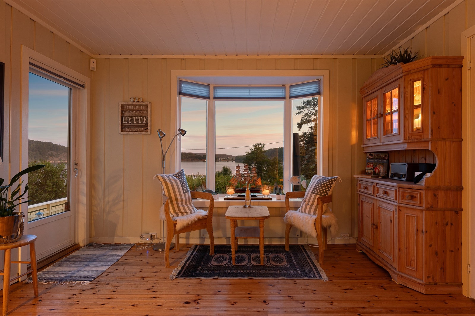 I stuen er det like flott utsikt sjøutsikt som på terrassen utenfor. Galleribilde