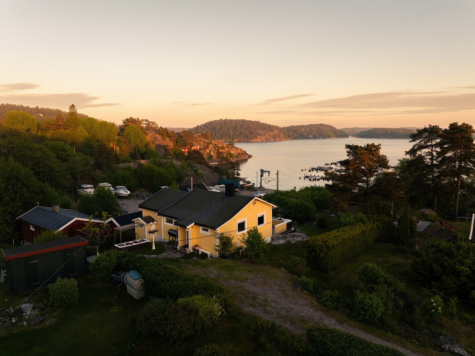 Adkomst skje over tilstøtende eiendom i vest. Adkomstrett er tinglyst. Galleribilde