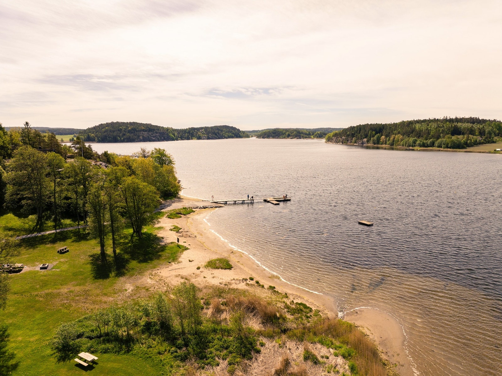 Fra hytta er det kun kort å gå til den populære badeplassen Vispen med barnevennlige strender, kiosk og store gressbakker. Galleribilde